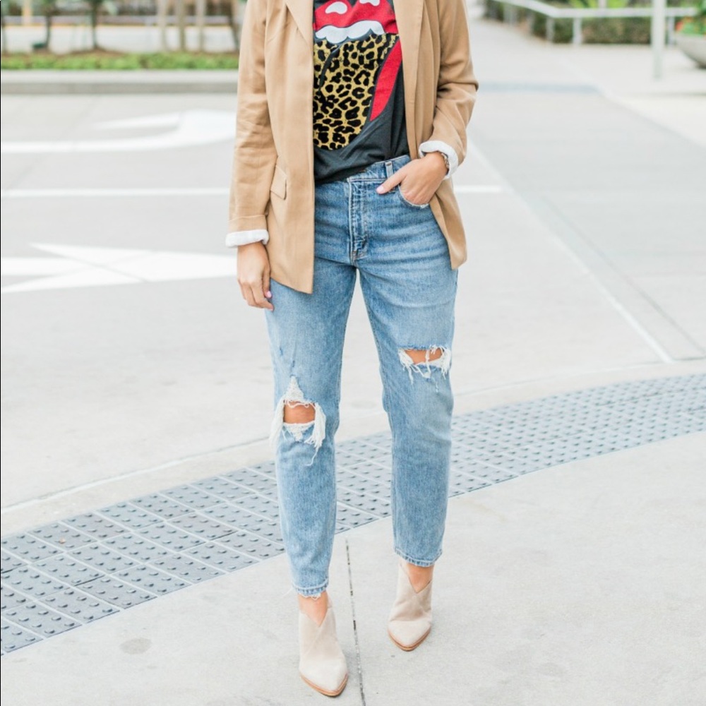 Abercrombie & Fitch • Ripped Mom Jeans